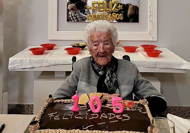 María Ramos Cordero sopla las velas de los 105 años en su casa de la barriada emeritense de Tierno Galván